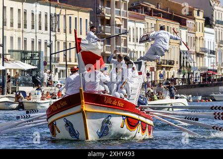 FRANCE. OCCITANY. HÉRAULT (34) SÈTE. LES JOUTES LOURDES-MOYENNES DU LANGUEDOC SUR LE CADRE ROYAL LORS DE LA FÊTE DE LA SAINT-JEAN AOÛT 2023 Banque D'Images