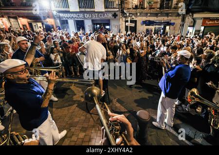 FRANCE. OCCITANY. HÉRAULT (34) SÈTE. AMBIANCE À LA FÊTE DE LA SAINT-LOUIS AVEC UN GROUPE DE MUSICIENS Banque D'Images