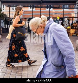 FRANCE. OCCITANY. HÉRAULT (34) SÈTE. LES FEMMES PASSENT DEVANT LE MARCHÉ DES HALLES Banque D'Images