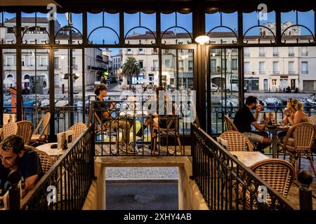 FRANCE. OCCITANY. HÉRAULT (34) SÈTE. VUE SUR LES QUAIS DEPUIS LA TERRASSE DE LA BRASSERIE LE TABARY'S. Banque D'Images