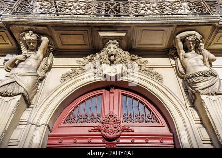 FRANCE. OCCITANY. HÉRAULT (34) SÈTE. LES CARYATIDES D'UN BÂTIMENT DATANT DE 1841 Banque D'Images