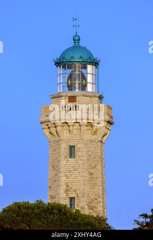 FRANCE. OCCITANY. HÉRAULT (34) SÈTE. PHARE SUR LE MONT SAINT-CLAIR AU-DESSUS DU CIMETIÈRE MARIN Banque D'Images