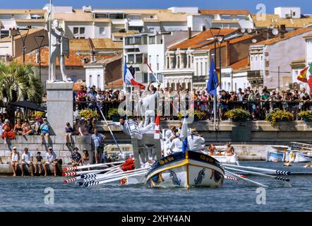 FRANCE. OCCITANY. HÉRAULT (34) SÈTE. LES JOUTES LOURDES-MOYENNES DU LANGUEDOC SUR LE CADRE ROYAL LORS DE LA FÊTE DE LA SAINT-JEAN EN AOÛT 2023 Banque D'Images