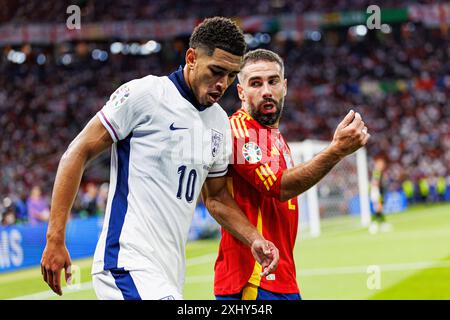 Berlin, Allemagne. 14 juillet 2024. (G-d) Jude Bellingham (Angleterre) et Dani Carvajal (Espagne) vus lors de la finale de l'UEFA Euro 2024 entre les équipes nationales d'Espagne et d'Angleterre à l'Olympiastadium. Score final ; Espagne 2:1 Angleterre (photo Maciej Rogowski/SOPA images/SIPA USA) crédit : SIPA USA/Alamy Live News Banque D'Images