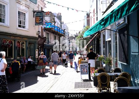 touristes dans george street, hastings, sussex de l'est, royaume-uni juillet 2024 Banque D'Images