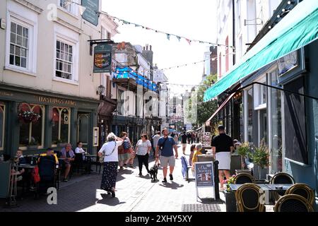 touristes dans george street, hastings, sussex de l'est, royaume-uni juillet 2024 Banque D'Images