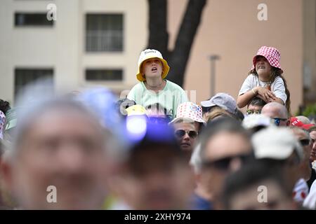 Gruissan, France. 16 juillet 2024. Fans photographiés au départ de l'étape 16 du Tour de France 2024, de Gruissan à Nîmes, France (188, 6 km), le mardi 16 juillet 2024. La 111ème édition du Tour de France débute le samedi 29 juin et se termine à Nice le 21 juillet. BELGA PHOTO TOM GOYVAERTS crédit : Belga News Agency/Alamy Live News Banque D'Images