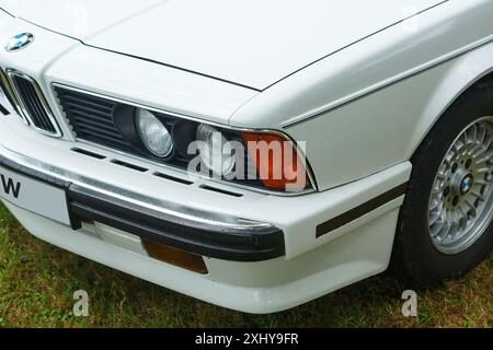 Orejo, Espagne - 2 juin 2024 : Classic BMW 635 couleur blanche lors d'une exposition de voitures anciennes en plein air Banque D'Images