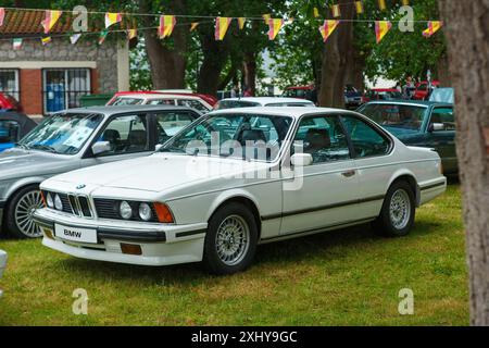 Orejo, Espagne - 2 juin 2024 : Classic BMW 635 couleur blanche lors d'une exposition de voitures anciennes en plein air Banque D'Images