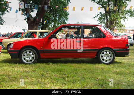 Orejo, Espagne - 2 juin 2024 : PEUGEOT 309 GTI rouge classique lors d'un salon de voitures anciennes en plein air Banque D'Images