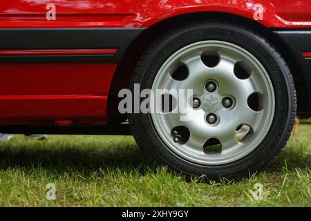 Orejo, Espagne - 2 juin 2024 : PEUGEOT 309 GTI rouge classique lors d'un salon de voitures anciennes en plein air Banque D'Images