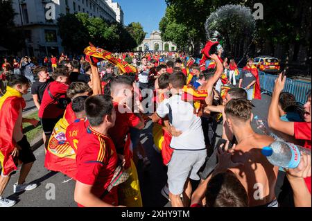 Madrid, Espagne. 15 juillet 2024. Les supporters espagnols célèbrent la victoire de l'équipe nationale espagnole de football masculin, leur 4e titre UEFA Euro, après avoir battu l'Angleterre en finale. Crédit : SOPA images Limited/Alamy Live News Banque D'Images