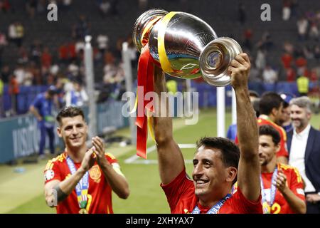 BERLIN - Mikel Oyarzabal d'Espagne avec le trophée Henri Delaunay, coupé Henri Delaunay après la finale de l'UEFA EURO 2024 entre l'Espagne et l'Angleterre à l'Olympiastadion le 14 juillet 2024 à Berlin, Allemagne. ANP | Hollandse Hoogte | MAURICE VAN STEEN Banque D'Images