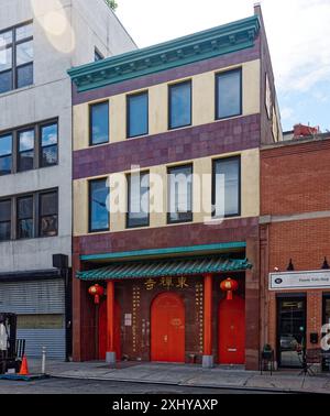 NYC Chinatown : Temple East Dhyana de l'Association bouddhiste de l'est, au 83 Division Street, élégamment, distinctement oriental. Banque D'Images