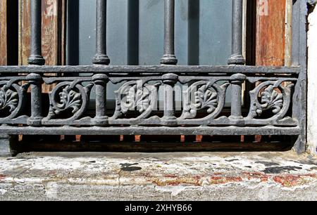 Ancien détail de grille décoratif devant une fenêtre, Petropolis, Rio de Janeiro, Brésil Banque D'Images