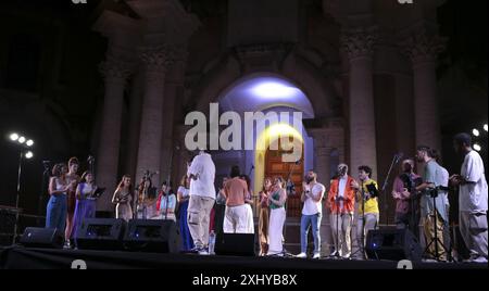 Rome, Italie. 10 juillet 2024. 3ème édition du Bravetta Music Fest au Cloître du bon Pasteur à Rome. Le festival de cette 2ème soirée a présenté The Flowing Chords, un orchestre vocal dirigé par Margherita Fiore qui a interprété de la musique pop, R&B et soul. Ce chœur est composé de 35 éléments vocaux d'une habileté extraordinaire. Leur tournée présentée ici se poursuivra à la Villa Celimontana Park à la fin du mois avec le même répertoire. (Photo de Daniela Franceschelli/Pacific Press/Sipa USA) crédit : Sipa USA/Alamy Live News Banque D'Images