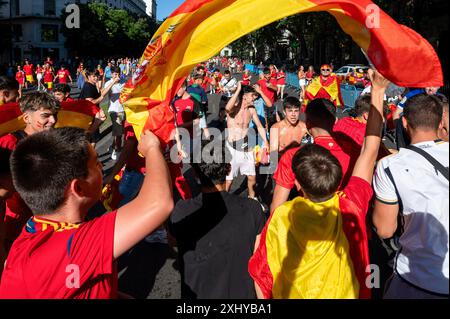 Madrid, Espagne. 15 juillet 2024. Les supporters espagnols célèbrent la victoire de l'équipe nationale espagnole de football masculin, leur 4e titre UEFA Euro, après avoir battu l'Angleterre en finale. (Photo de Miguel Candela/SOPA images/SIPA USA) crédit : SIPA USA/Alamy Live News Banque D'Images