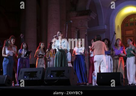 Rome, Italie. 10 juillet 2024. 3ème édition du Bravetta Music Fest au Cloître du bon Pasteur à Rome. Le festival de cette 2ème soirée a présenté The Flowing Chords, un orchestre vocal dirigé par Margherita Fiore qui a interprété de la musique pop, R&B et soul. Ce chœur est composé de 35 éléments vocaux d'une habileté extraordinaire. Leur tournée présentée ici se poursuivra à la Villa Celimontana Park à la fin du mois avec le même répertoire. (Photo de Daniela Franceschelli/Pacific Press/Sipa USA) crédit : Sipa USA/Alamy Live News Banque D'Images