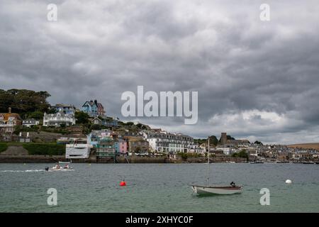 La ville de Salcombe, y compris le yacht club et l'église, prise un jour d'été à East Portlemouth avec un ciel gris et des eaux calmes Banque D'Images