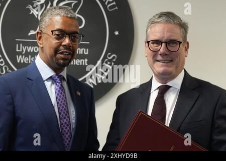 Photo datée du 8/7/2024 du premier ministre Sir Keir Starmer rencontrant le premier ministre du pays de Galles, Vaughan Gething, au Senedd, Cardiff, lors de la tournée du premier ministre au Royaume-Uni à la suite de la victoire du parti travailliste aux élections générales de 2024. Gething a déclaré qu'il allait "entamer le processus de démission de son poste de chef du Parti travailliste gallois et, par conséquent, de premier ministre". Date d'émission : mardi 16 juillet 2024. Banque D'Images