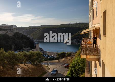 Restaurant balcon avec vue sur l'eau à Bonifacio, Corse France Banque D'Images