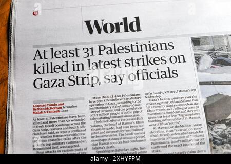 "Au moins 31 Palestiniens tués dans les dernières frappes sur la bande de Gaza, disent les officiels du journal Guardian titre Israël article de guerre du Hamas 15 juillet 2024 Royaume-Uni Banque D'Images
