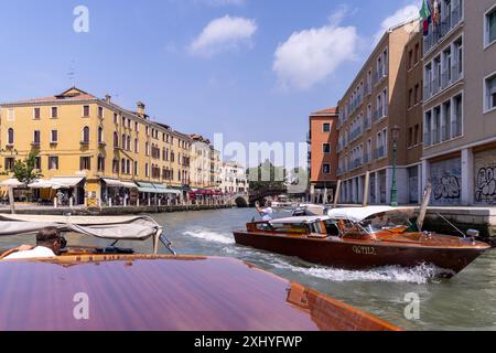 Vue depuis le bateau à moteur sur les canaux à Venise Italie Banque D'Images