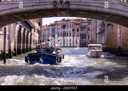 Vue depuis le bateau à moteur sur les canaux à Venise Italie Banque D'Images