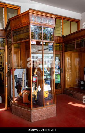 Un gros plan de bois art déco détaillé et de vitraux de l'entrée d'un magasin de musique à Napier, Nouvelle-Zélande Banque D'Images