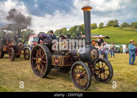 Storrington / Royaume-Uni - 13 juillet 2024 : moteurs de traction à vapeur à Sussex Steam Fair. En face se trouve Burrell Tractor 3718 « Lion Lord of the Forest ». Construit en 1916 Banque D'Images