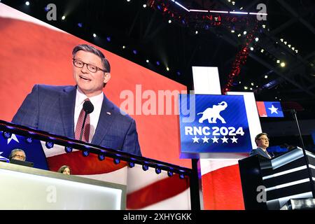 (240716) -- MILWAUKEE, 16 juillet 2024 (Xinhua) -- Mike Johnson, Président de la Chambre des représentants des États-Unis, prend la parole lors de la Convention nationale républicaine 2024 à Milwaukee, Wisconsin, États-Unis, le 15 juillet 2024. L'ancien président américain Donald Trump, le candidat républicain présomptif, a reçu lundi suffisamment de votes de délégués pour devenir officiellement le candidat du parti et a annoncé qu'il avait choisi le sénateur de l'Ohio J.D. Vance comme candidat à l'élection présidentielle du 5 novembre. L'ancien président a recueilli la majorité des voix des délégués à la Convention nationale républicaine à Milwaukee, Wisconsin. Il atteint Banque D'Images