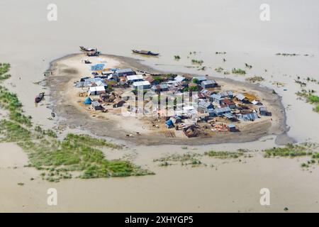 Vue aérienne des villages touchés par les inondations dans le nord du Bangladesh, mettant en évidence les maisons submergées mettant en évidence le grave impact et la résilience Banque D'Images