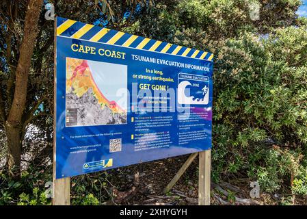 Un panneau d'avertissement tsunami près de Cape Kidnappers dans la région de Hawkes Bay sur l'île du Nord de la Nouvelle-Zélande. Cape Coast NZ Banque D'Images