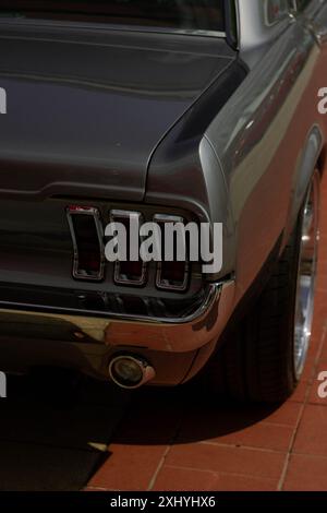 Vue arrière de la voiture Ford Mustang 1966, montrant le logo et une roue. Banque D'Images