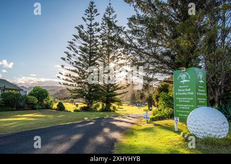 Un soleil en fin d'après-midi brille sur le parcours de golf et Country Club de Tairua dans l'île du Nord de la Nouvelle-Zélande Banque D'Images