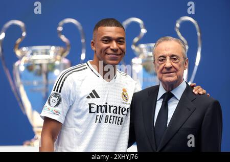 Florentino Perez, président du Real Madrid, et Kylian Mbappe, nouveau joueur du Real Madrid, lors d'une présentation au stade Santiago Bernabeu de Madrid, en Espagne. Date de la photo : mardi 16 juillet 2024. Banque D'Images