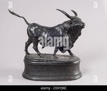 La statuette représente un taureau romain sur un relief de socle illustrant l'enlèvement mythologique d'Europe, mettant l'accent sur la forme classique et les détails. Banque D'Images