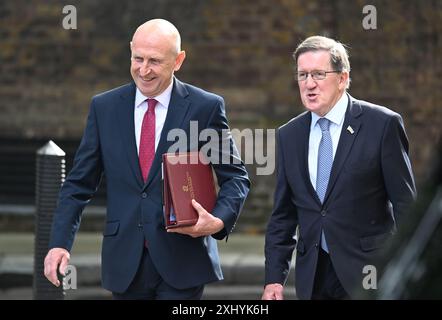 Downing Street, Londres, Royaume-Uni. 16 juillet 2024. Ministres du gouvernement à la réunion du Cabinet. (À gauche) : RT Hon. John Healey, député, secrétaire d'État à la Défense. Il est accompagné à la réunion par Lord Robertson, conseiller spécial de BP. Il a été secrétaire général de l'OTAN à partir de 1999-2003 et secrétaire à la Défense du Royaume-Uni de 1997 à 1999. Il est conseiller du gouvernement dans le cadre de l'examen majeur de la nouvelle défense en cours. Crédit : Malcolm Park/Alamy Live News Banque D'Images