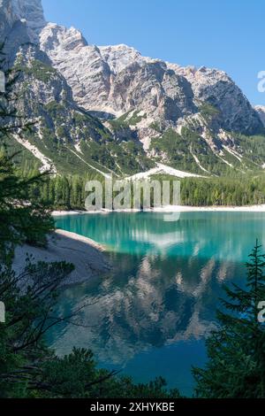 Bateaux en bois sur le lac des Braies. Touriste, lieu célèbre dans les Dolomites. Italie. Belle nature. De beaux endroits. Moyen de transport. Logo di Banque D'Images