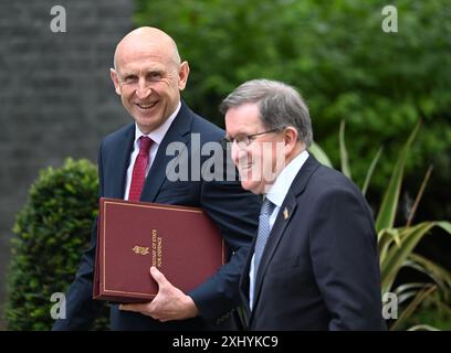 Downing Street, Londres, Royaume-Uni. 16 juillet 2024. Ministres du gouvernement à la réunion du Cabinet. (À gauche) : RT Hon. John Healey, député, secrétaire d'État à la Défense. Il est accompagné à la réunion par Lord Robertson, conseiller spécial de BP. Il a été secrétaire général de l'OTAN à partir de 1999-2003 et secrétaire à la Défense du Royaume-Uni de 1997 à 1999. Il est conseiller du gouvernement dans le cadre de l'examen majeur de la nouvelle défense en cours. Crédit : Malcolm Park/Alamy Live News Banque D'Images