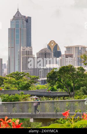 Bangkok, Thaïlande - 22 juin, 2024 - vue d'architecture des immeubles modernes de grande hauteur sur fond de ciel bleu et la passerelle Benjakitti Park devant. Image Banque D'Images