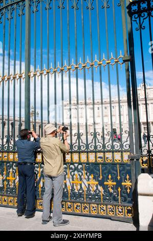 Deux hommes prenant des photos du Palais Royal. Place Armeria, Madrid, Espagne. Banque D'Images