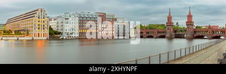 Vue sur le vieux pont en pierre historique Oberbaum sur la rivière Spree à Berlin au coucher du soleil. Allemagne. Banque D'Images