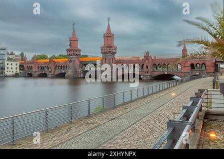 Vue sur le vieux pont en pierre historique Oberbaum sur la rivière Spree à Berlin au coucher du soleil. Allemagne. Banque D'Images