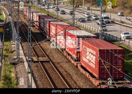 Gothenburg, Suède - 01 mai 2022 : long train de marchandises de conteneurs se déplaçant vers le sud à partir de Gothenburg. Banque D'Images