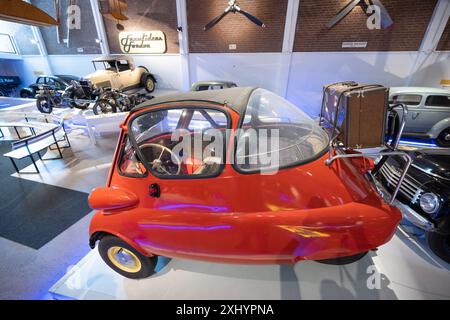 Malm?, Suède - 09 juillet 2022 : BMW Isetta rouge exposée dans un musée. Banque D'Images