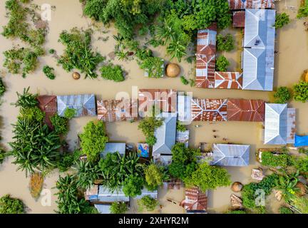 Vue aérienne des villages touchés par les inondations dans le nord du Bangladesh, mettant en évidence les maisons submergées mettant en évidence le grave impact et la résilience Banque D'Images