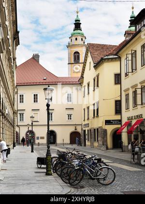 Vélos à Mackova Ulica avec la cathédrale Saint-Nicolas derrière à Ljubljana Slovénie Banque D'Images