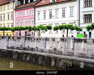 Vieux bâtiments colorés sur Hribarjevo Nabrezje le long de la rive de la rivière Ljubljanica à Ljubljana Slovénie Banque D'Images