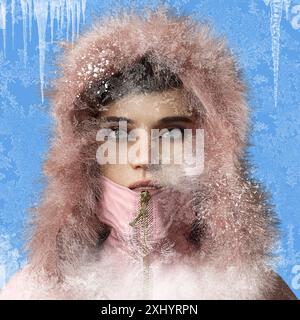 portrait d'une jeune femme avec une capuche garnie de fourrure gèle par temps hivernal glacial. Banque D'Images